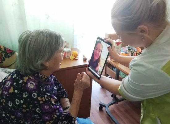 Волгоградские волонтеры дарят пожилым людям видеооткрытки