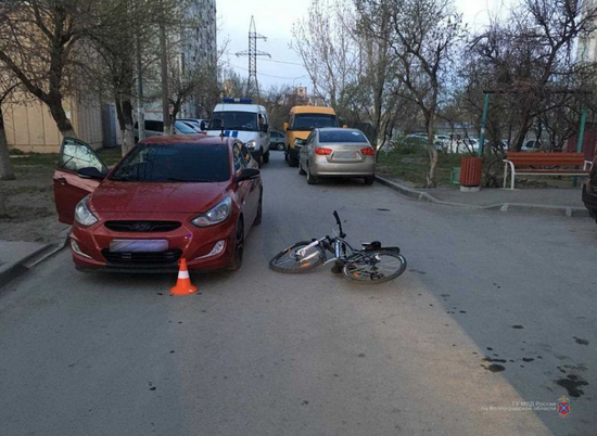 7-летнего мальчика на велосипеде сбила машина в Волгограде