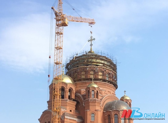 В Волгограде над собором Александра Невского засиял крест