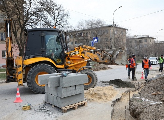 В Советском районе Волгограда обновляют асфальт