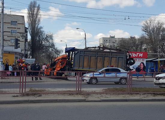 КамАЗ протаранил автобусную остановку с людьми на юге Волгограда