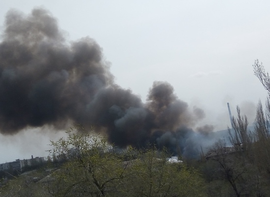 В Волгограде черным пламенем пылает балка на Ангарском