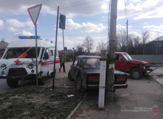 «Нива» не уступила дорогу карете скорой помощи в Волгоградской области
