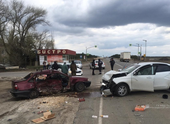 Два авто "поцеловались" на встречке по трассе в Волгоградской области: есть погибший