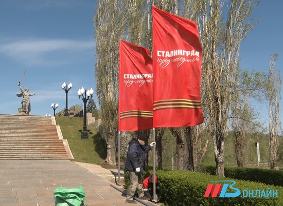 На Мамаевом кургане в Волгограде ко Дню Победы установили 114 флагов