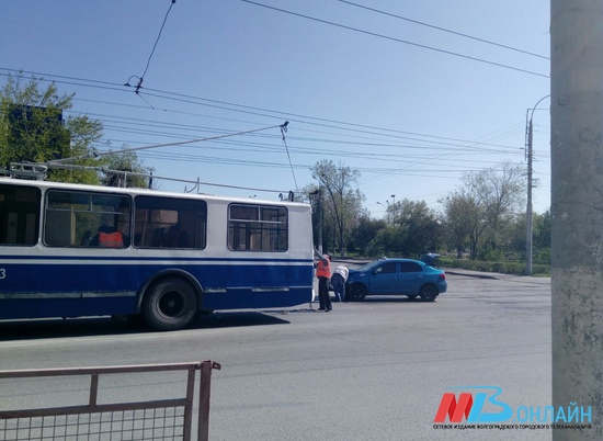 На севере Волгограда иномарка врезалась в троллейбус