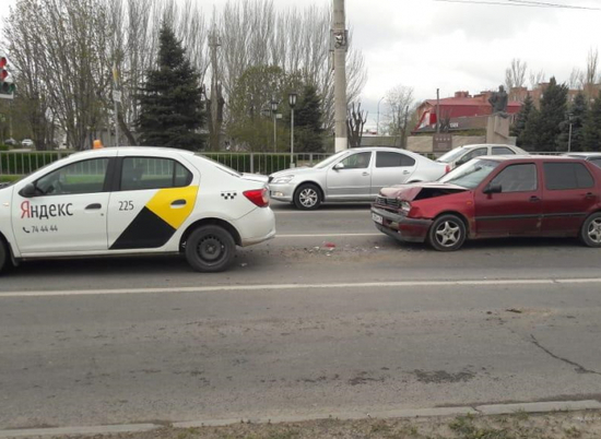 В ДТП на западе Волгограда пострадала пассажирка такси
