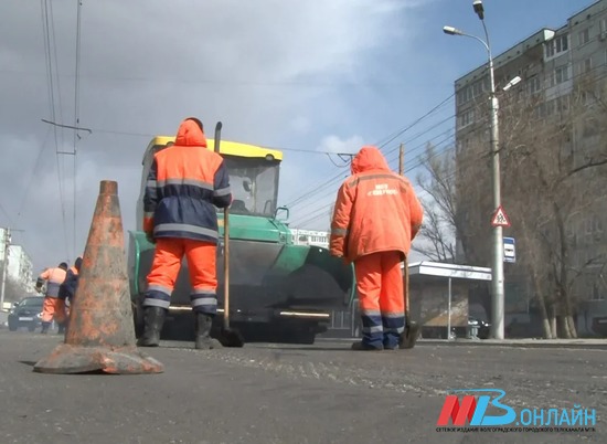 Дорожники ремонтируют улицу Бахтурова на юге Волгограда