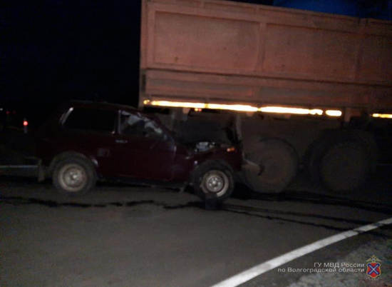 В Волгоградской области в ДТП с КамАЗом погиб водитель легковушки
