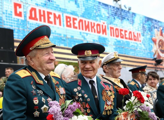 Почетные жители Волгограда призвали остаться дома в День Победы