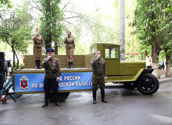 Волгоградские полицейские спели для ветеранов военные песни из кузова "полуторки"