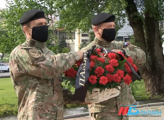 Сотрудники ФСБ и МВД возложили цветы и венки к памятнику чекистам в Волгограде