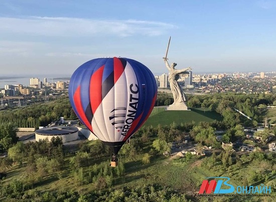 Полет воздушных шаров в небе над Волгоградом 8 мая