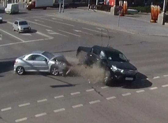 «Тойота» и «Пежо» столкнулись на полной скорости в Волгограде (ВИДЕО)