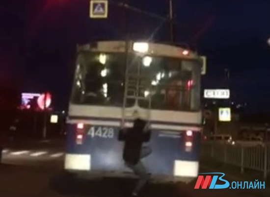 В Волгограде подросток попытался оседлать троллейбус (ВИДЕО)