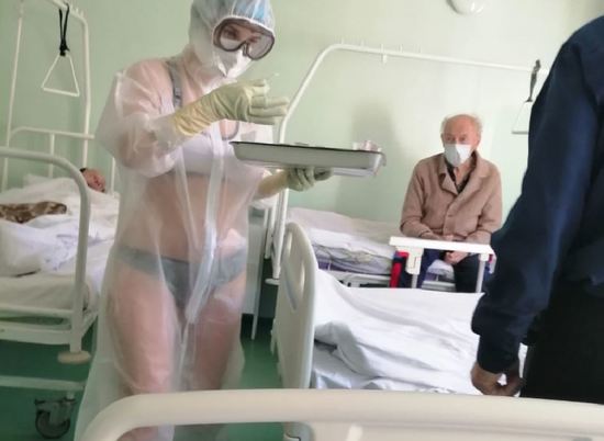 Появление медсестры в белье Онищенко назвал неадекватным поступком