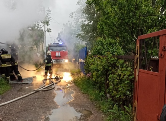 Огонь в Волгограде уничтожил гараж и иномарку