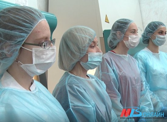 10 медиков круглосуточно наблюдают за пациентами в больнице Волгограда