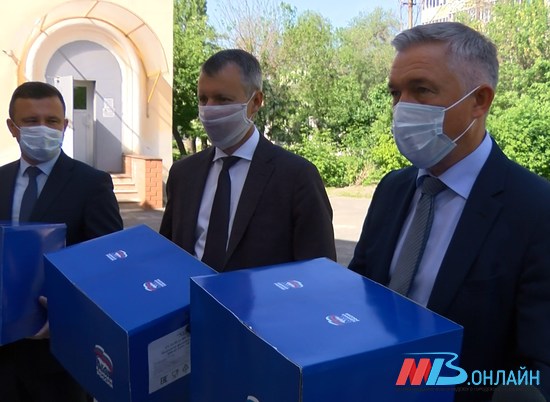 Депутаты передали волгоградским врачам бязевые защитные костюмы