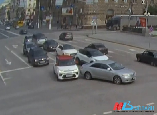 «Тойота» получила удар в задний бампер за нарушение ПДД в Волгограде (ВИДЕО)