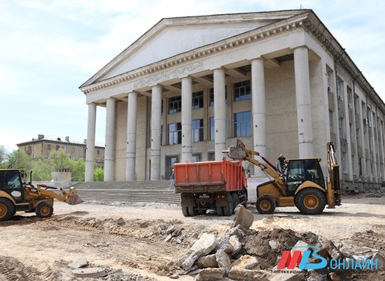 На севере Волгограда монтируют новые коммуникации к фонтану перед ДК