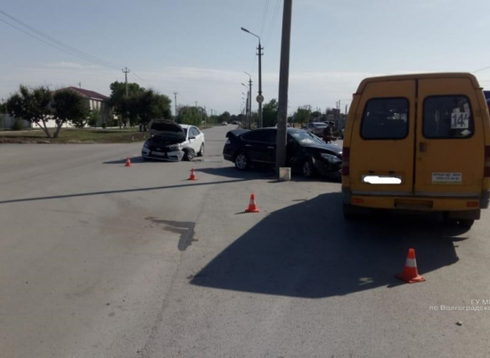 В двойном ДТП с маршруткой в Волжском пострадал мужчина