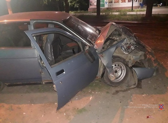 Ночью в Волжском водитель ВАЗа устроил ДТП и скрылся: трое пострадали