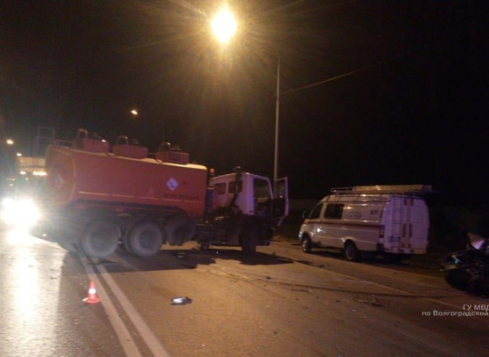 Водитель иномарки скончался, попав под грузовик в Волгограде