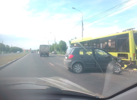 В Волгограде иномарка врезалась в автобус