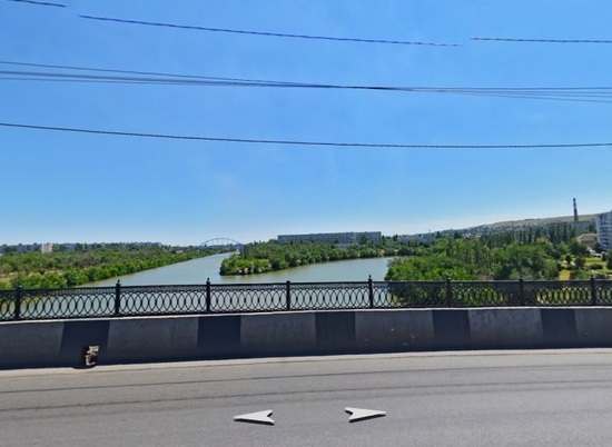 Мост через ВДСК на юге Волгограда встал в пробке из-за ДТП с «маздой»