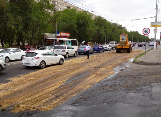 Разлившееся на дороге в Волгограде масло оперативно засыпали песком