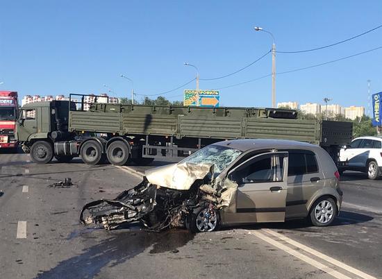 Водитель иномарки попал в больницу после столкновения с военным КамАЗом в Волгограде