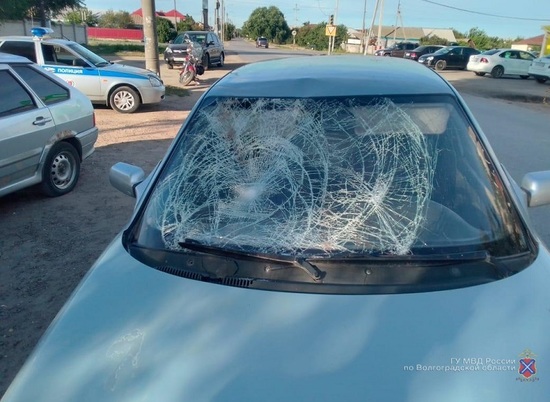 В Волгоградской области водитель на ВАЗе сбил двух девушек-подростков