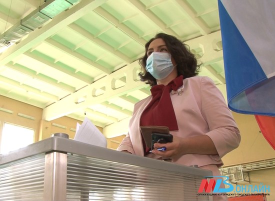 Депутат Госдумы Анна Кувычко проголосовала в родной школе в день рождения