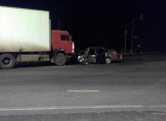На севере Волгограда произошло ДТП с грузовиком: пострадал человек