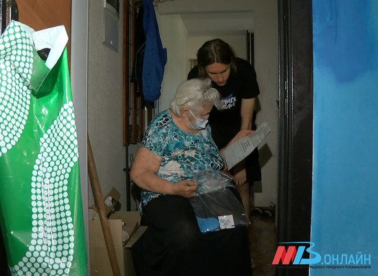 Пожилые волгоградцы и инвалиды голосуют по времени и поправкам дома