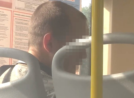 В Волгограде мужчина с бутылкой пива отказывался выйти из автобуса