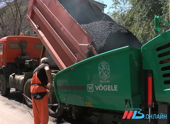 Более 1 км нового покрытия уложено на ул.Добролюбова в Волгограде