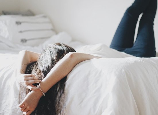 Названы причины опасности позднего сна для подростков