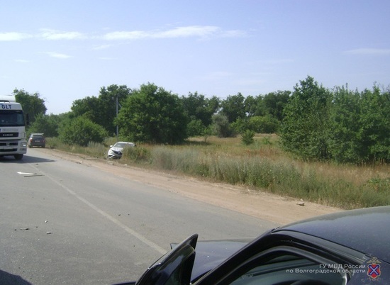 Под Волгоградом водитель «Лады» снес сразу три машины