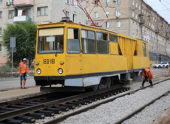 На улице Баррикадной в Волгограде продолжают менять трамвайное полотно