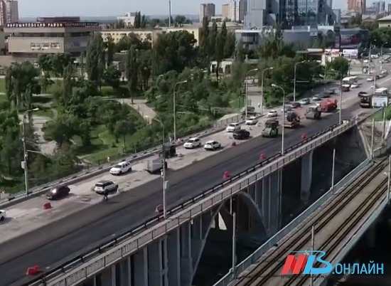 На Астраханском мосту в Волгограде восстанавливают пешеходные дорожки