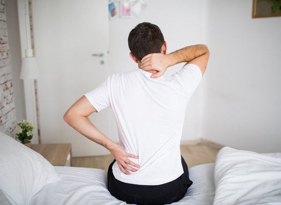 Остеопат назвал типичные причины боли в спине после ночного сна
