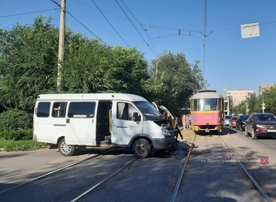 На юге Волгограда на путях столкнулись трамвай и микроавтобус