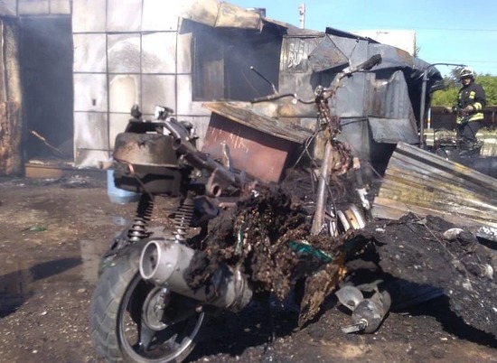 В Дзержинском районе Волгограда сгорела шиномонтажка