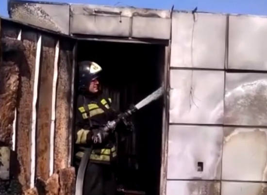 На западе Волгограда потушили пожар в шиномонтажной мастерской
