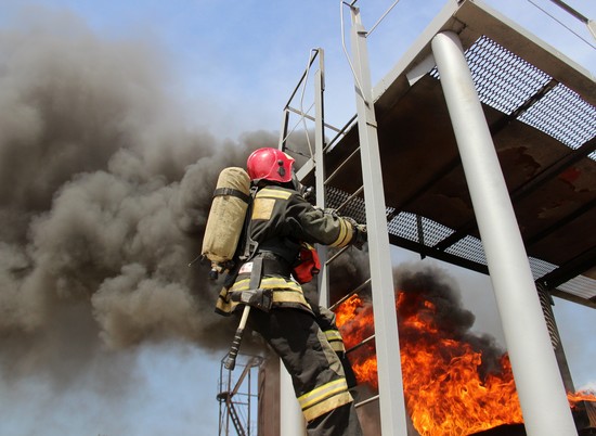 Волгоградские пожарные прошли через горящие коридоры и одолели языки пламени