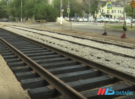 В Волгограде на трамвайных путях заменили 750 шпал