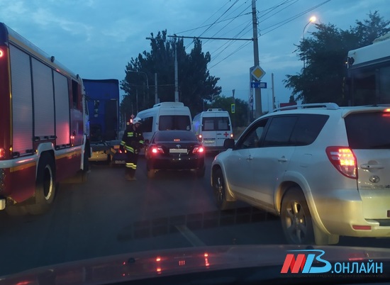 Неопытный водитель устроил ДТП и собрал пробку на выезде из Волгограда