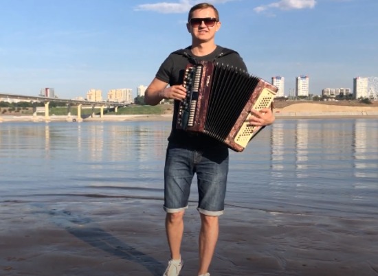 Волгоградец исполнил "Despacito-по русски" на берегу Волги